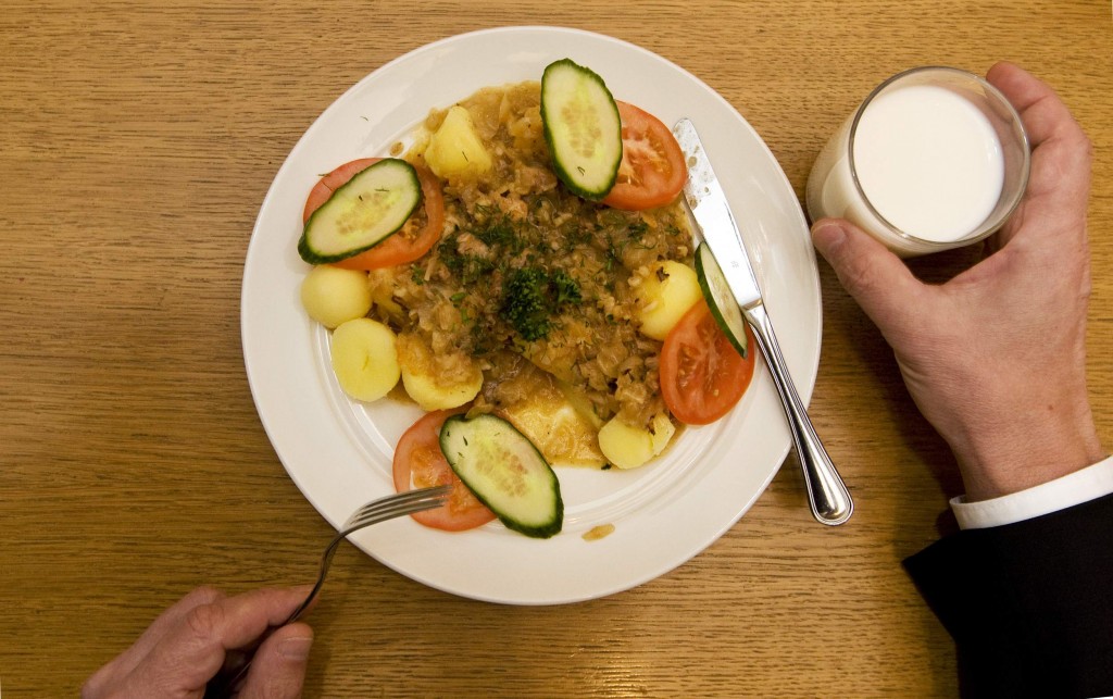 22. detsembril Stenbocki maja sööklas. Peaminister Andrus Ansipi taldrikul on mulgikapsad kartuliga. Pärastlõunaks oli see ka söökla menüüs ainus valik, lisaks seljankale. Prae maksumus 2.70, millele lisandub 30sendine piim. Andrus Ansipi argipäevane kodune menüü koosneb pakisupist ja pelmeenidest. Nädalavahetuseks Tartusse sõites ostab ta Statoili tanklapoest traditsiooniliselt kabanossi.