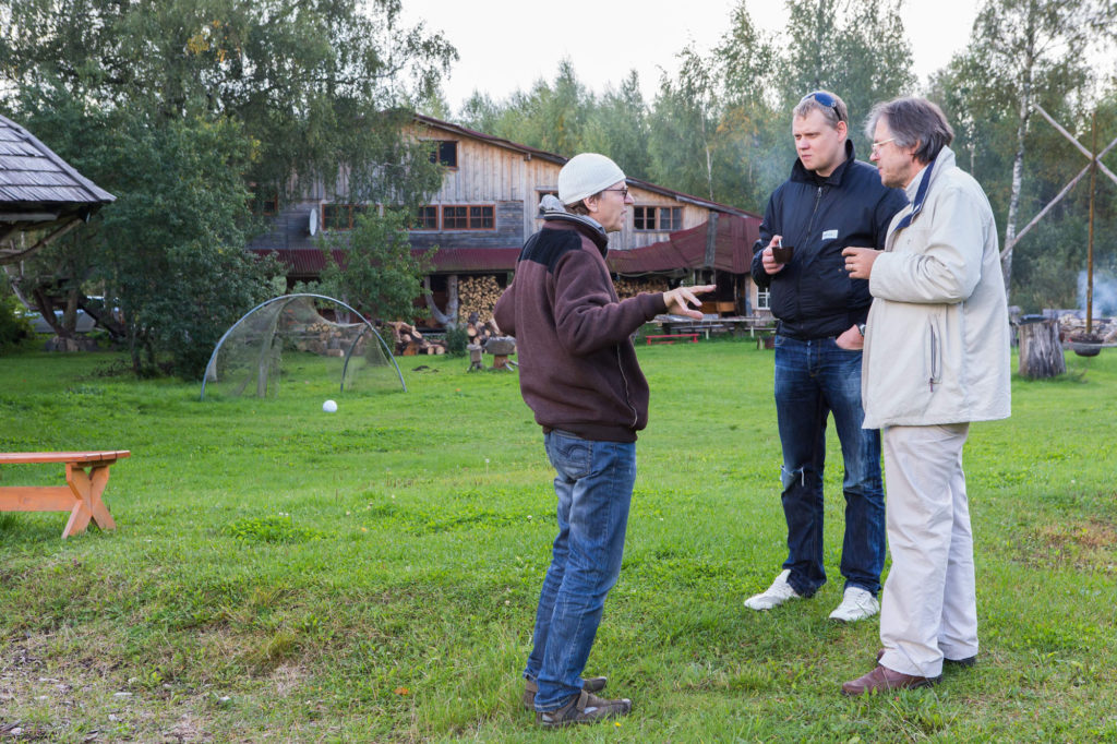 Arvet Mägi, Meelis Meilbaum ja Avo Seidelberg kohvipausil.