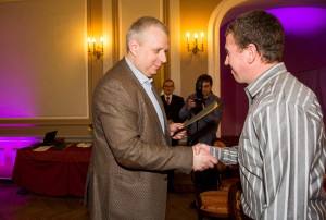 Žürii esimees Urmo Soonvald õnnitleb Aasta Pressifoto 2012 peapreemia võitjat Tairo Lutterit. Foto: Erik Prozes