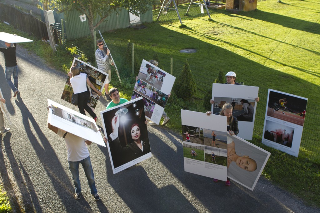 Eesti Pressifoto aastanäitus rändab Kasepää külarahvale ja külalistele vaatamiseks peatänavale. Foto: Annika Haas