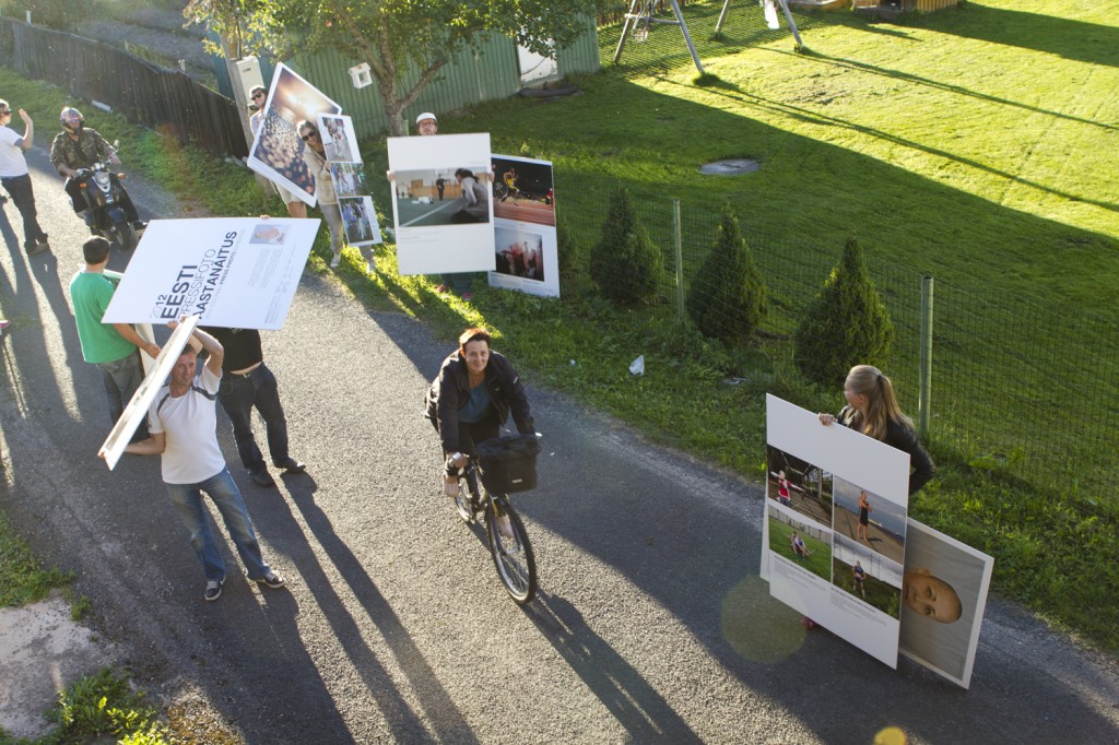 Eesti Pressifoto aastanäitus rändab Kasepää külarahvale ja külalistele vaatamiseks peatänavale. Foto: Annika Haas