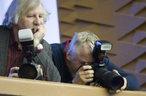 Peeter Langovits (vasakul) ja Teet Malsroos Riigikogu istungitesaali rõdul. Foto: Andras Kralla, Äripäev